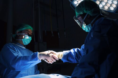 Is there a difference between orthopedic spine surgeons and neurosurgeons? Is there a difference between orthopedic spine surgeons and neurosurgeons?